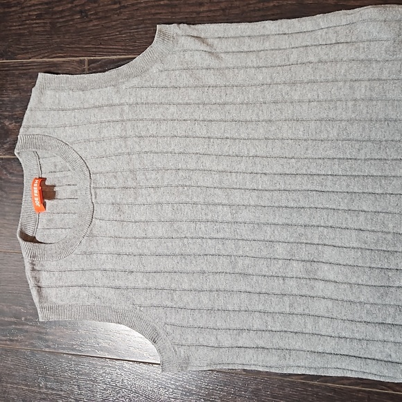 3/$20-Grey Ribbed Knit Sleeveless Vest Top, XS - Picture 3 of 10